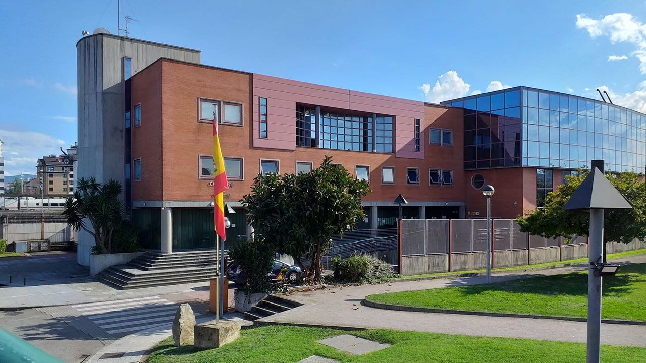 Detienen a un empresario de Gijón por falsificar documentos durante diez años