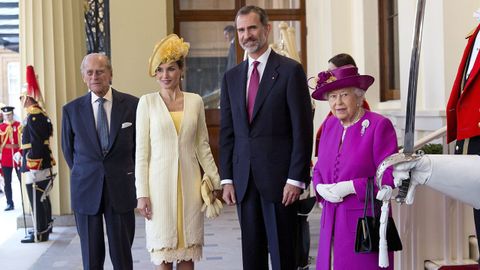 Los reyes de Espaa junto a los fallecidos monarcas ingleses Isabel II y el duque de Edimburgo.