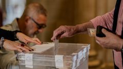 Una persona ejerce su derecho al voto en la Universidad de Barcelona