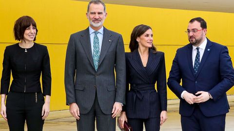 El rey Felipe VI y la reina Letizia, junto a la ministra de Ciencia, Diana Morant (i), y el presidente del Principado, Adrin Barbn (d), posan antes de la entrega de los Premios Nacionales de Innovacin y de Diseo 2022