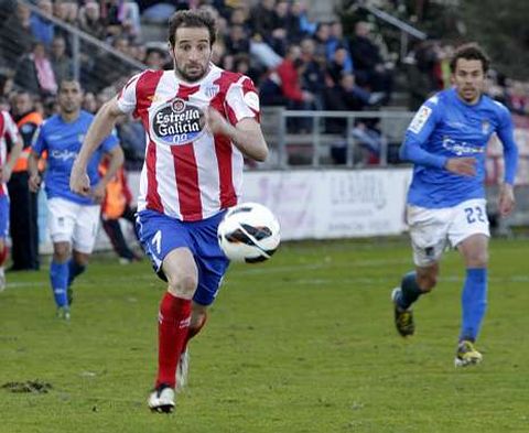 Pablo �lvarez, en pos del bal�n en un contragolpe contra el Xerez en el �ngel Carro.