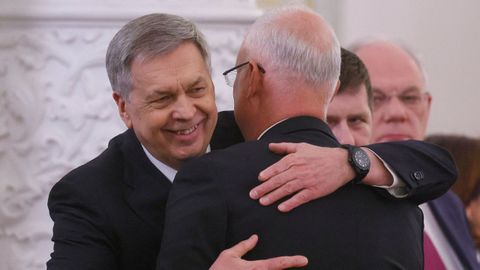�gor Kostiukov, director de la Agencia de Inteligencia Militar rusa (Gru), abraza al negociador Kirill Dmitriev, durante la primera reuni�n en Abu Dabi en enero.