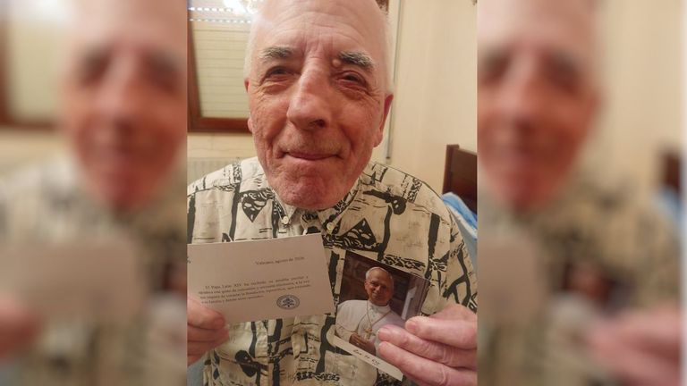 El trabadense Manuel L&oacute;pez posa con la carta del Papa Le&oacute;n XIV y su foto firmada
