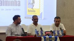 De izquierda a derecha: Alfonso N��ez, Djalminha y Javier Guill�n, durante la presentaci�n del libro sobre el brasile�o.
