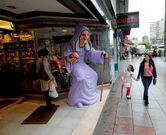 Las meigas est�n repartidas por negocios de la zona.