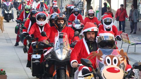 Los Pap� Noel tomaron�las calles de O Grove subidos a sus motos