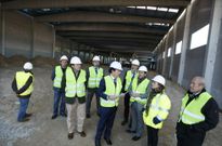 La conselleira de Medio Ambiente visit� ayer la nave en construcci�n de Orbe en A Reigosa. 