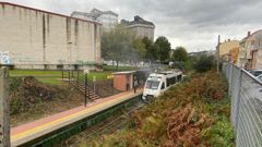 De la cabecera del tren sal�a humo, como se puede ver junto al apeadero de Santa Ic�a