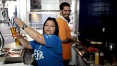 Puri Ferr�n y Jorge Matesanz, en la hamburgueser�a con m�s solera de la ciudad.