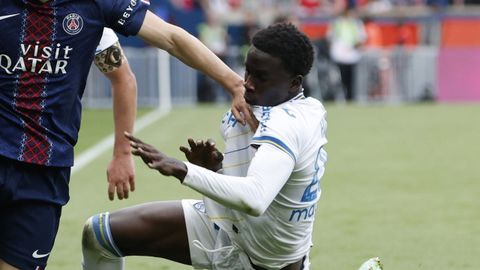 El central� Abdoulaye Faye, que apunta a convertirse en nuevo jugador del Celta, en un partido con el Lorient en mayo.