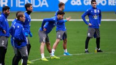 Beto da Silva, inclinado en el centro de la imagen, en un entrenamiento junto a sus compa�eros