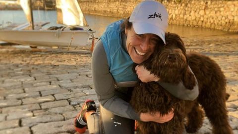 La regatista gallega Tmara Echegoyen con su perro