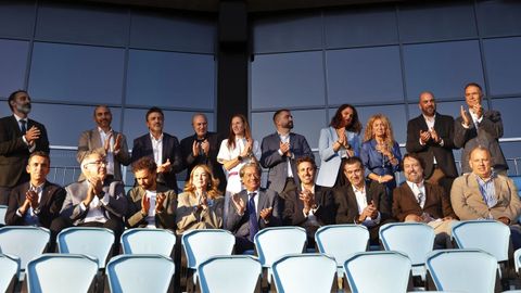 La directivas de Conxemar y Celta, posando este jueves en Bala�dos tras la firma de su alianza.
