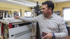 El alcalde de Laxe, Francisco Charl�n, comprueba la falta de conexi�n
