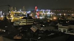 Pruebas de iluminaci�n en una de las gr�as de Navantia, a finales de noviembre