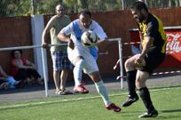 El sportinguista �lex Flores lanzando a gol en una jugada ante el Tordoia. 