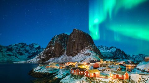 Luces coloridas del norte de Islandia al anochecer.