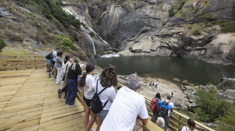 Visitantes en el entorno de la cascada, este lunes