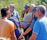 Varias personas rescatan al hombre que desapareci� en el monte que ardi� en Boiro.
