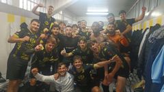La plantilla mariana celebra su victoria en el vestuario de A Grela.
