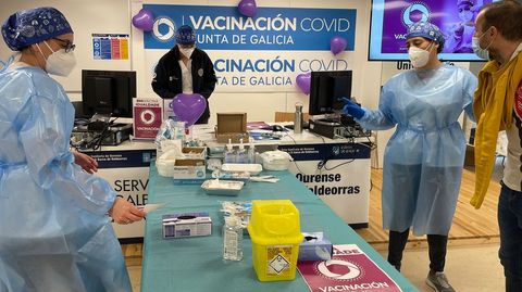 «O 8M vacina igualdade» en el punto de vacunación covid del CHUO