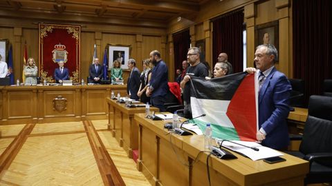 El pleno se inici con un minuto de silencio por los crimes de Gaza, segn dijo el presidente, que evit utilizar la palabra genocidio durante el debate.