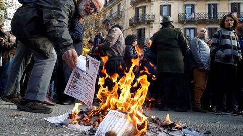 Los CDR queman la Constituci�n ante la Delegaci�n del Gobierno en Barcelona