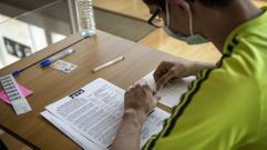 Imagen de archivo de un alumno haciendo la selectividad el a�o pasado en Ourense