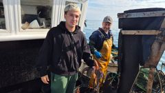 Hugo, muestra uno de los pulpos que dan la talla, junto a Adriano Rodr�guez, patr�n del Xirote. 
