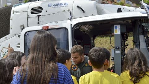 El helic�ptero de la Guardia Civil caus� sensaci�n entre los escolares. 