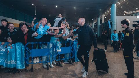 Claudio Gir�ldez, a la llegada de la expedici�n del Celta a Peinador tras eliminar a Lyon en la Europa League.