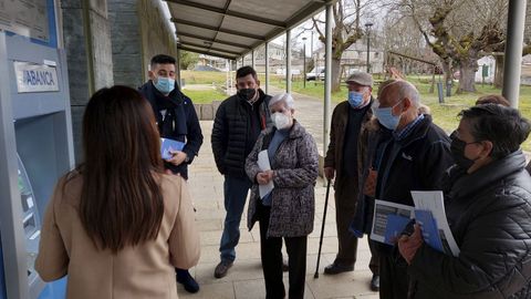 Una empleada de Abanca le explic a varios vecinos de O Pramos cmo ejecutar las operaciones bsicas en el cajero