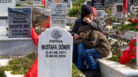 Una mujer y un nio visitan un cementerio donde enterraron a vctimas del terremoto en Hatay, la provincia turca ms afectada por el terremoto del 2023