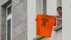 Los trabajadores de la planta de A Coru�a se encerraron en la Delegaci�n del Gobierno para exigir al Ministerio de Industria que avale la operaci�n