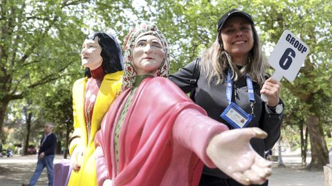 La gu&iacute;a Emma Guti&eacute;rrez-Castro, en la Alameda, con Las Mar&iacute;as, protagonistas en la nueva edici&oacute;n de Patrimonio C, un programa de rutas en gallego dirigidas a los vecinos de la ciudad que indaga en las historias humanas y relaciones personales que marcaron la historia y la memoria colectiva de Santiago.