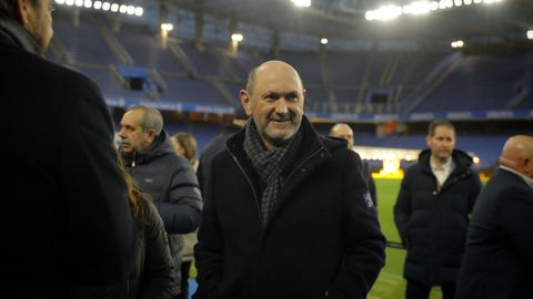 El presidente de la RFEF, Rafael Louzn, en una visita esta semana al estadio de Riazor., en A Corua