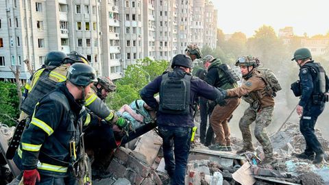 Los rescatadores ayudando a heridos en uno de los edificios de Dnipro, donde un peque�o perdi� la vida, adem�s de otras once personas 