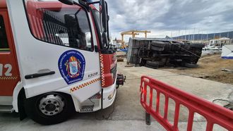 Imagen del cami�n volcado en el recinto de la Escuela Naval de Mar�n. Seg�n las primeras hip�tesis, volc� durante la descarga de unos hierros atrapando a la v�ctima