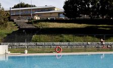 La piscina de Lal�n tuvo este verano en jornadas como ayer un uso meramente testimonial. 