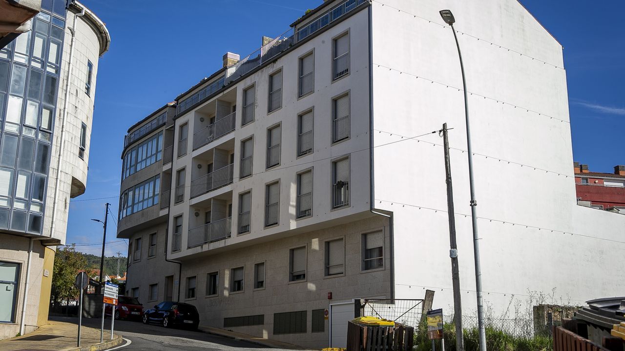 Salen a subasta 11 pisos en Portosín por una deuda millonaria que cedió la Sareb
