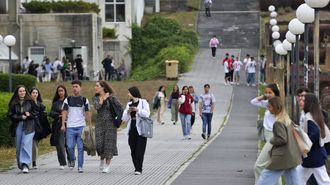 Estudiantes universitarios en el campus de Elvia, foto de archivo