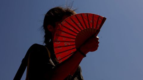 Una mujer se abanica en un d�a con elevadas temperaturas en Lugo.
