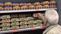 Un consumidor compra huevos en un supermercado