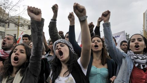 Militantes de formaciones de izquierdas, durante la �ltima revoluci�n del 2019. 