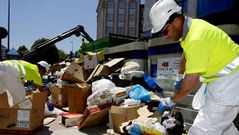 Los trabajadores de Urbaser intentan impedir que Tragsa recoja la basura en Lugo