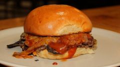 Smash Resurrection Fest. Doble hamburguesa de vaca, pan �brioche� casero, bacon horneado, queso Monterrey, cebolla a la barbacoa y salsa Marlem. Se puede degustar en La D�kada, en Covas
