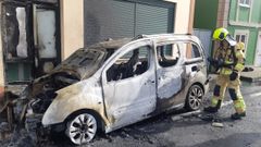 El fuego tambi�n afect� a la puerta y a la persiana de la vivienda situada justo al lado del coche