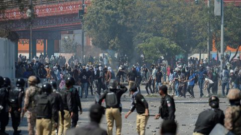 Al menos 22 muertos en los violentos enfrentamientos entre los proiran�es y la polic�a y los militares ayer en Pakist�n