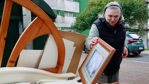 Mar�a Teresa, vecina de Caranza, revisa los �ltimos enseres que aparecieron tirados en el parque de personajes ilustres.