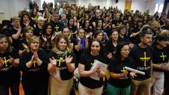 Los directores y equipos directivos de centros pblicos de Asturias que han presentado su dimisin a la llegada recibiendo el cario de sus compaeros ofrecen una rueda de prensa para explicar los motivos que les han llevado a tomar la decisin ante el bloqueo de la negociacin entre los sindicatos educativos y el Principado por la falta de acuerdo en torno a la subida salarial